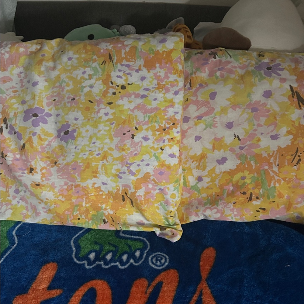 Two Matching Vintage 1960’s/1970’s Fashion Manor Standard Floral Pillowcases - Picture 11 of 13